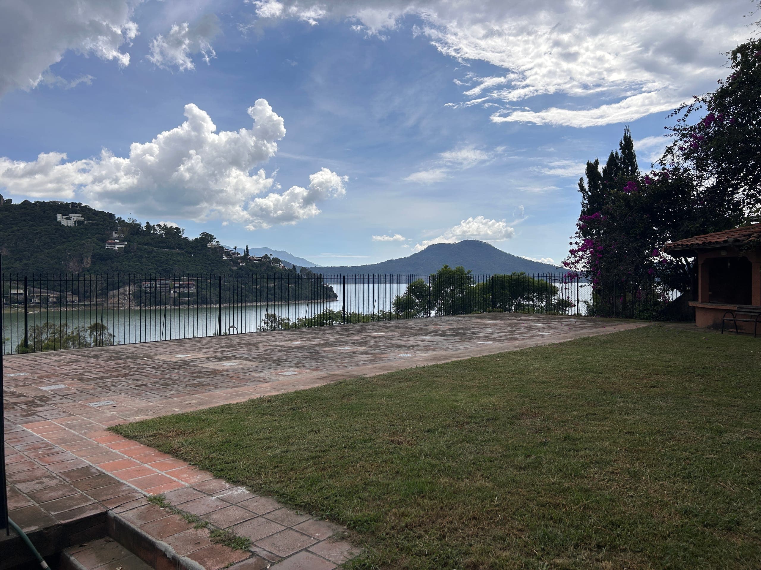 La Cubierta de El Barco Records: la terraza del estudio con el lago de fondo, en Valle de Bravo